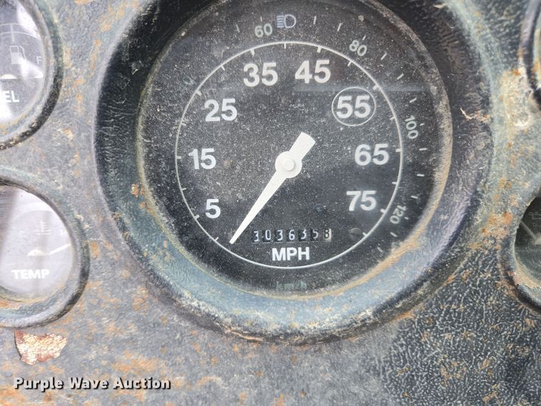 image for item EE7951 1994 Ford L7000 tank truck