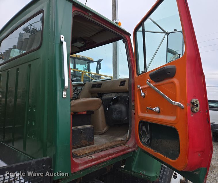 image for item EE7951 1994 Ford L7000 tank truck