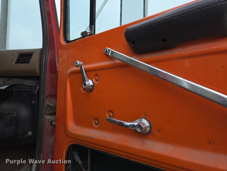 image for item EE7951 1994 Ford L7000 tank truck