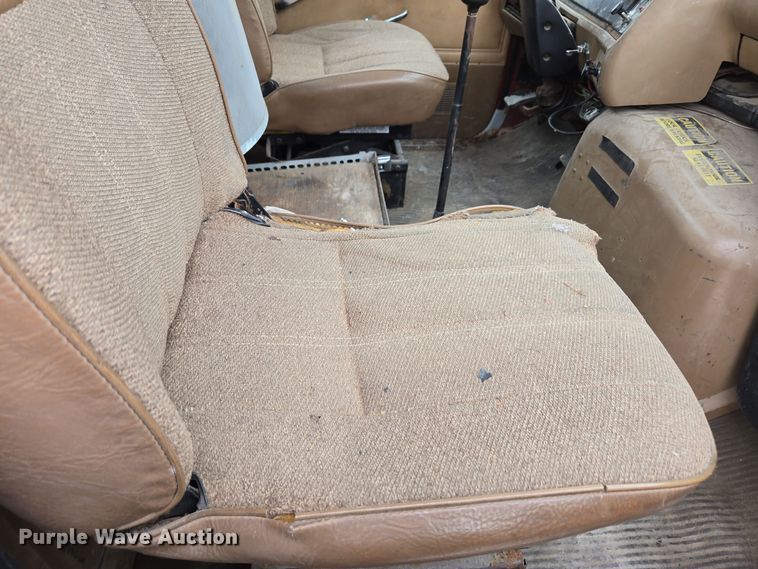 image for item EE7951 1994 Ford L7000 tank truck