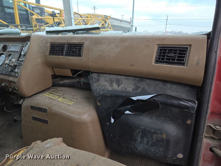 image for item EE7951 1994 Ford L7000 tank truck