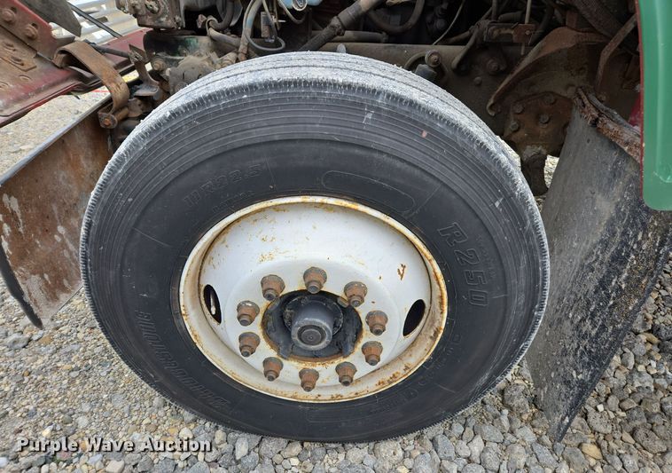 image for item EE7951 1994 Ford L7000 tank truck