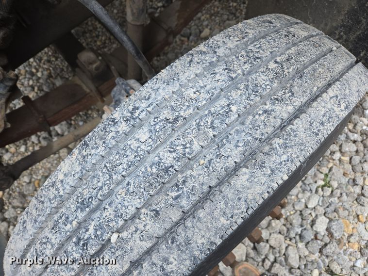 image for item EE7951 1994 Ford L7000 tank truck