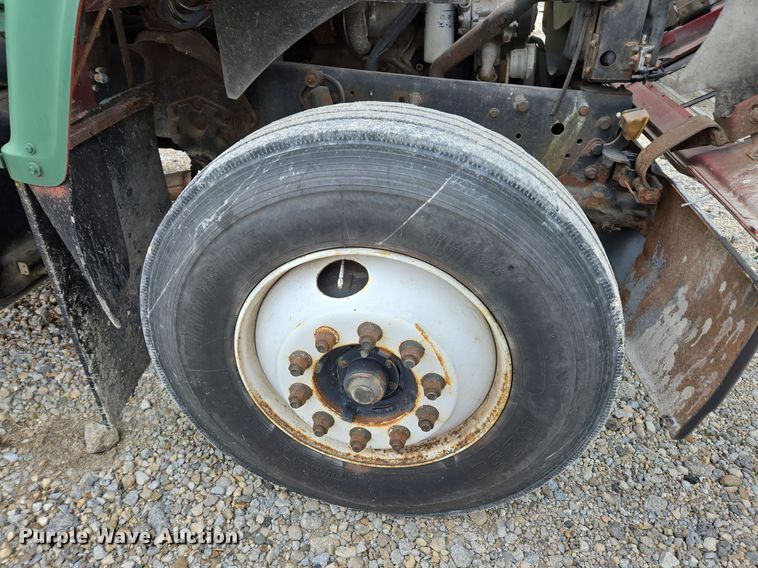 image for item EE7951 1994 Ford L7000 tank truck