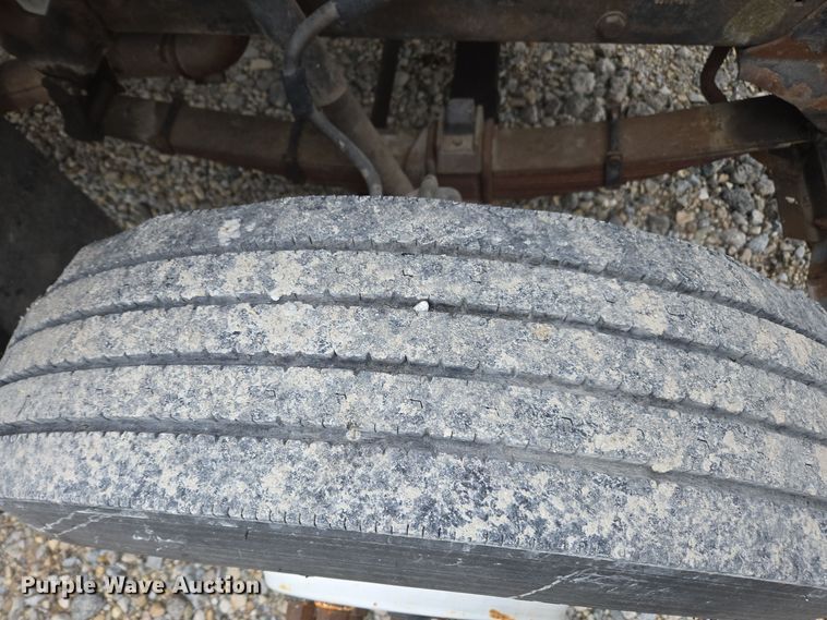 image for item EE7951 1994 Ford L7000 tank truck