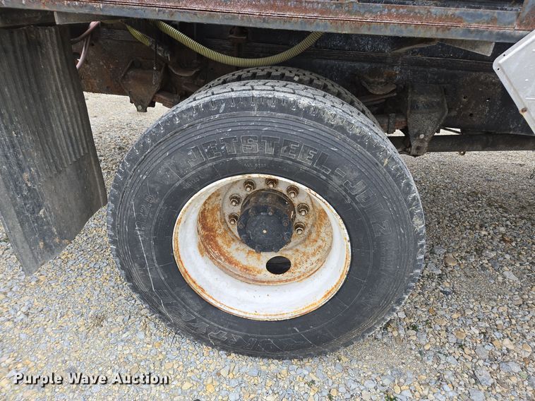 image for item EE7951 1994 Ford L7000 tank truck