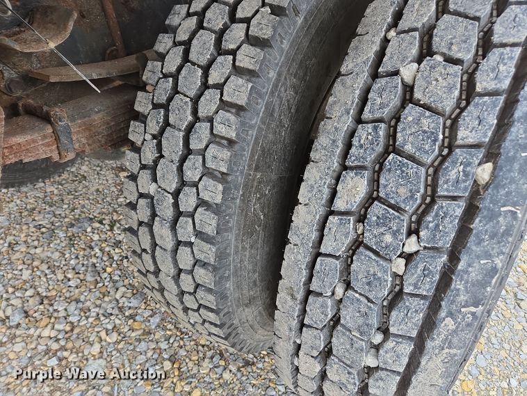 image for item EE7951 1994 Ford L7000 tank truck