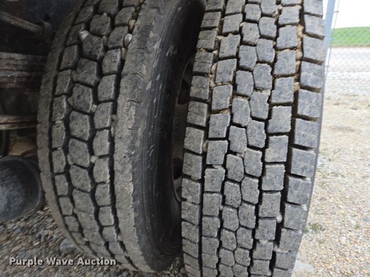 image for item EE7951 1994 Ford L7000 tank truck