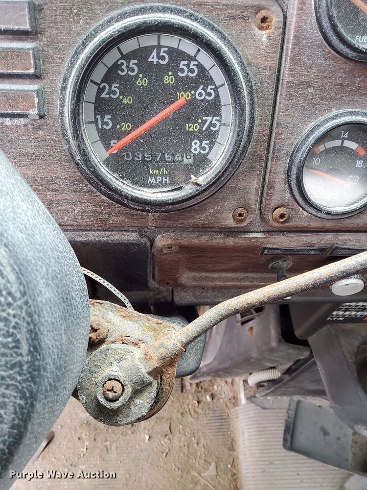 image for item EH0098 1999 Freightliner FLD112 fertilizer delivery truck