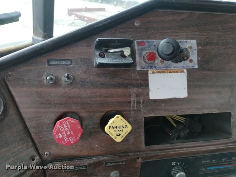 image for item EH0098 1999 Freightliner FLD112 fertilizer delivery truck