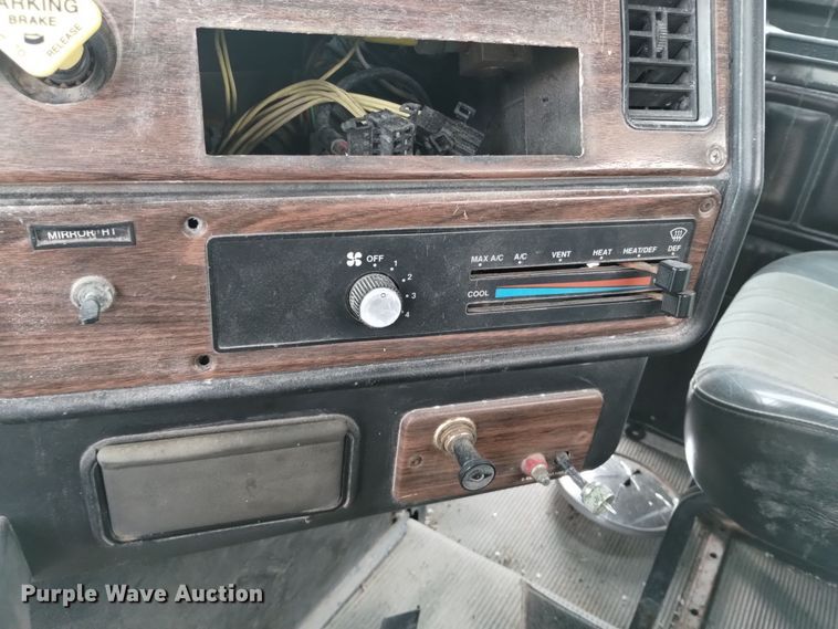 image for item EH0098 1999 Freightliner FLD112 fertilizer delivery truck