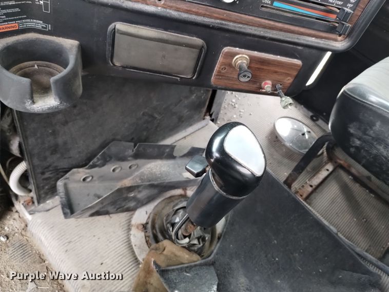 image for item EH0098 1999 Freightliner FLD112 fertilizer delivery truck