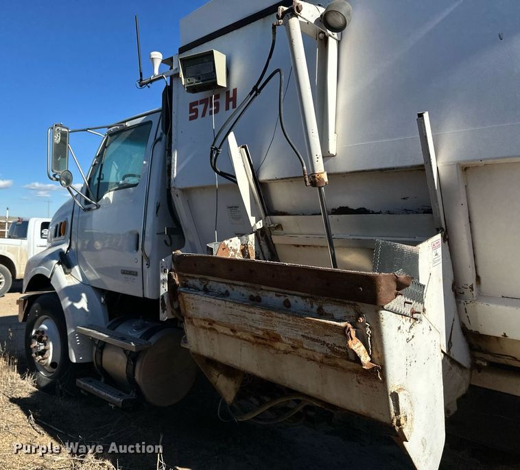 image for item ER8586 2006 Sterling L8500 feed mixer truck