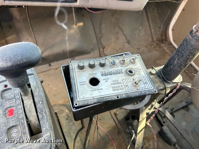 image for item ER8586 2006 Sterling L8500 feed mixer truck