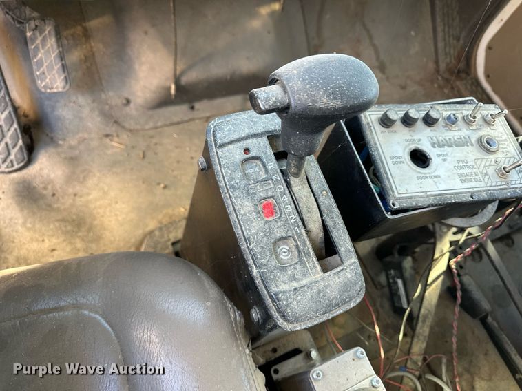 image for item ER8586 2006 Sterling L8500 feed mixer truck