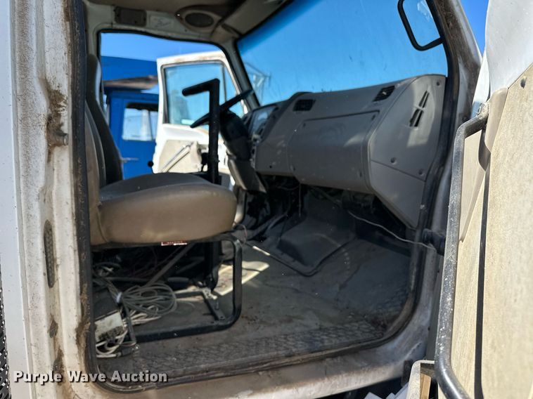 image for item ER8586 2006 Sterling L8500 feed mixer truck