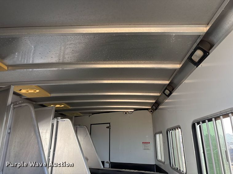 image for item OK9479 2007 Sundowner Sunlite 727 horse trailer