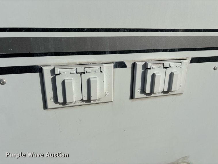 image for item OK9479 2007 Sundowner Sunlite 727 horse trailer