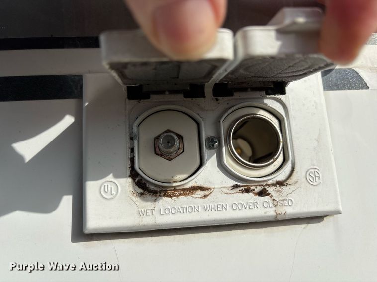 image for item OK9479 2007 Sundowner Sunlite 727 horse trailer