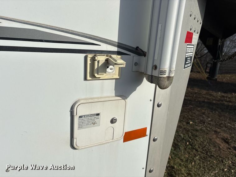 image for item OK9479 2007 Sundowner Sunlite 727 horse trailer