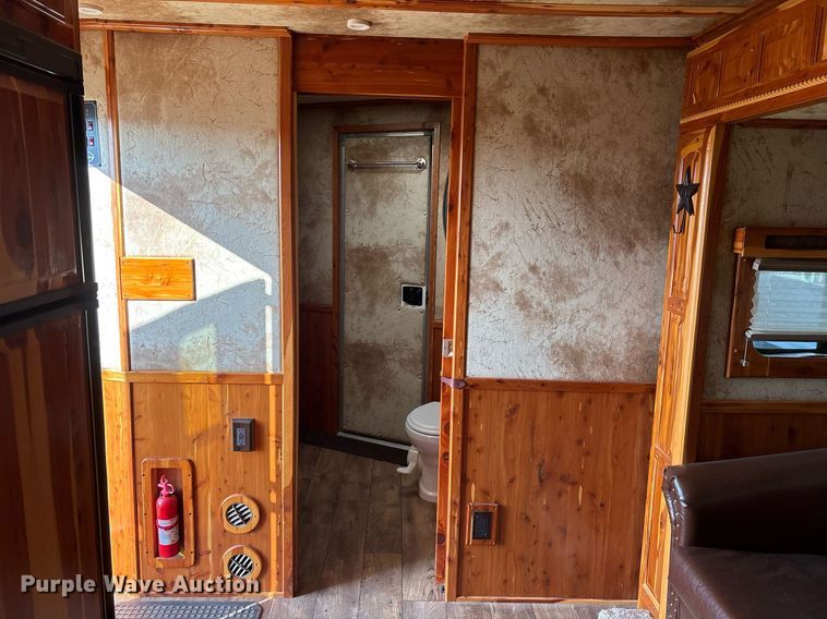 image for item OK9479 2007 Sundowner Sunlite 727 horse trailer