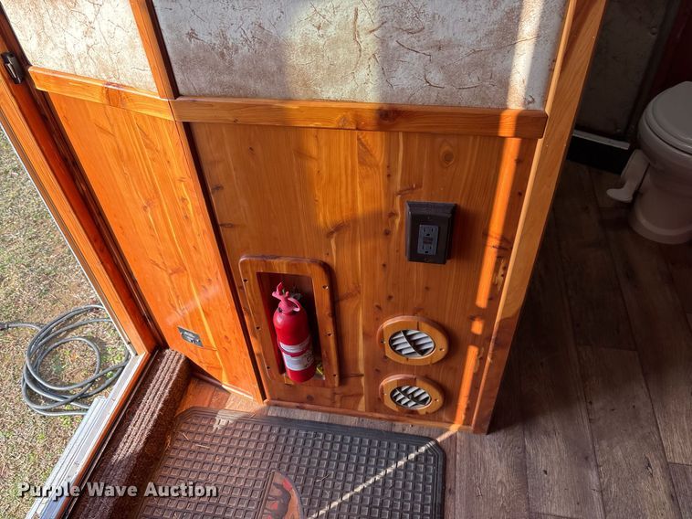 image for item OK9479 2007 Sundowner Sunlite 727 horse trailer