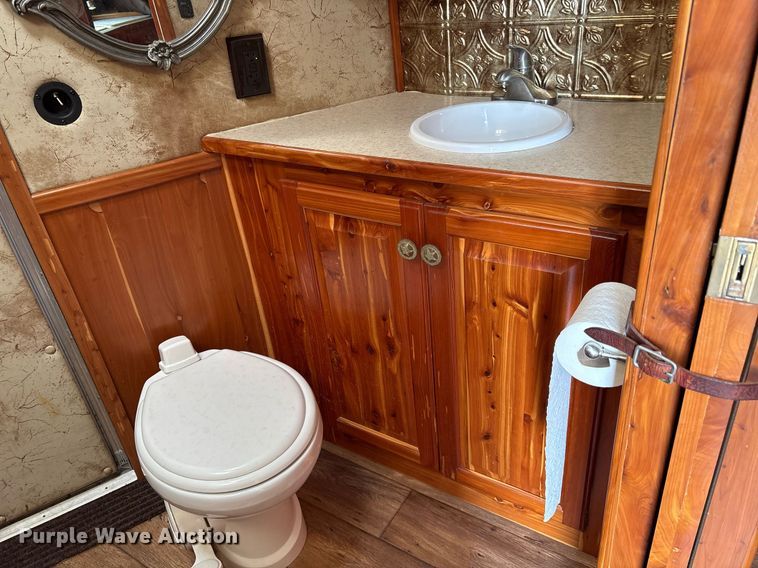 image for item OK9479 2007 Sundowner Sunlite 727 horse trailer