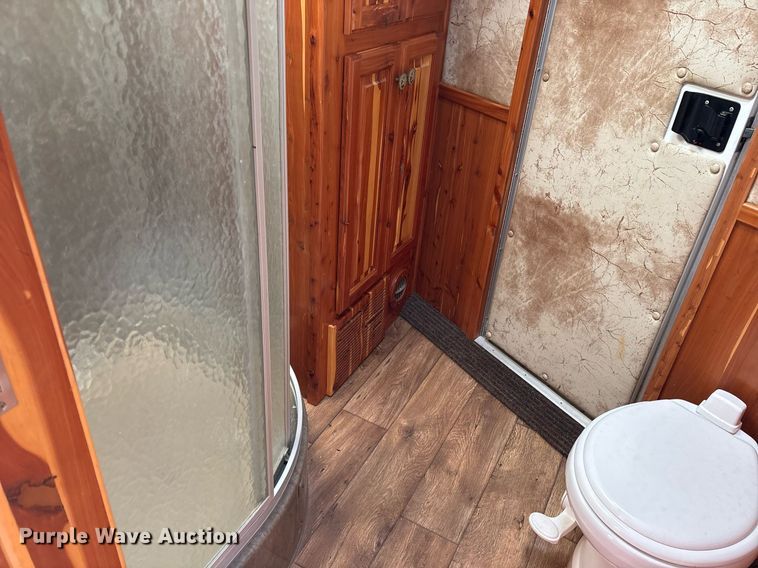 image for item OK9479 2007 Sundowner Sunlite 727 horse trailer