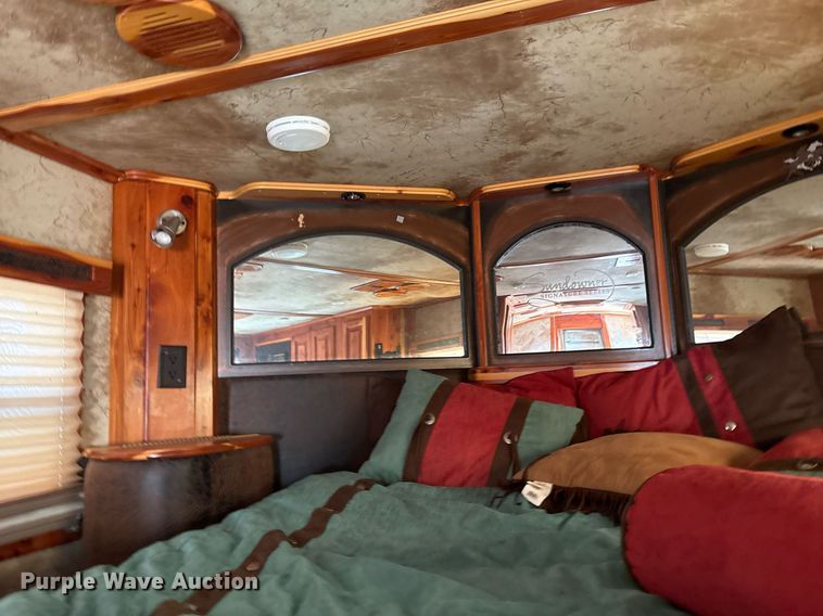 image for item OK9479 2007 Sundowner Sunlite 727 horse trailer