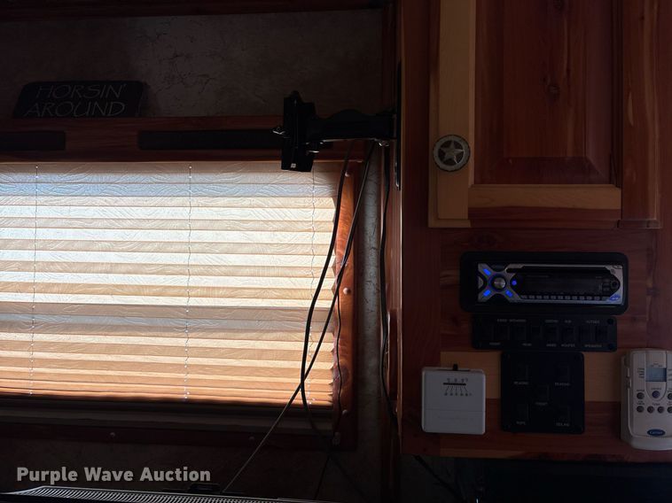 image for item OK9479 2007 Sundowner Sunlite 727 horse trailer