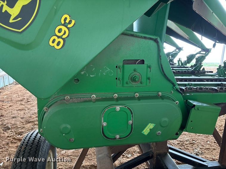 image for item OK9481 2005 John Deere 893 corn head