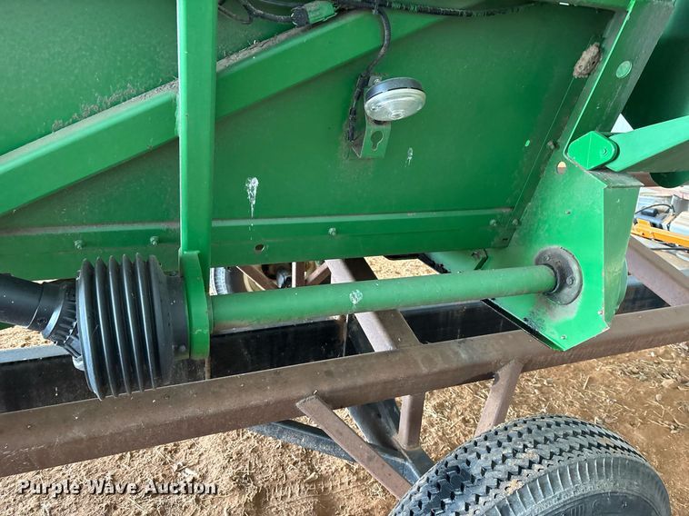 image for item OK9481 2005 John Deere 893 corn head