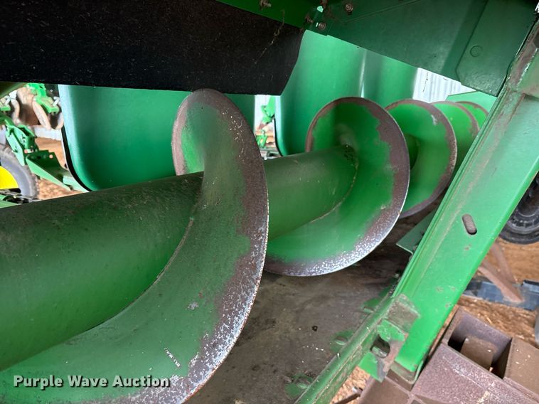 image for item OK9481 2005 John Deere 893 corn head