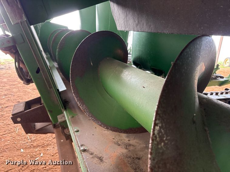 image for item OK9481 2005 John Deere 893 corn head