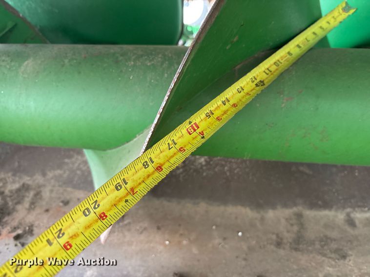 image for item OK9481 2005 John Deere 893 corn head