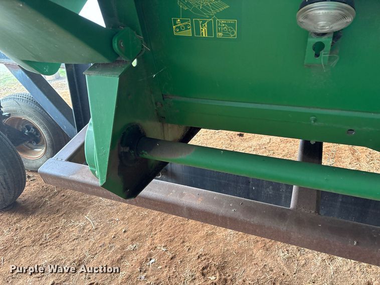 image for item OK9481 2005 John Deere 893 corn head