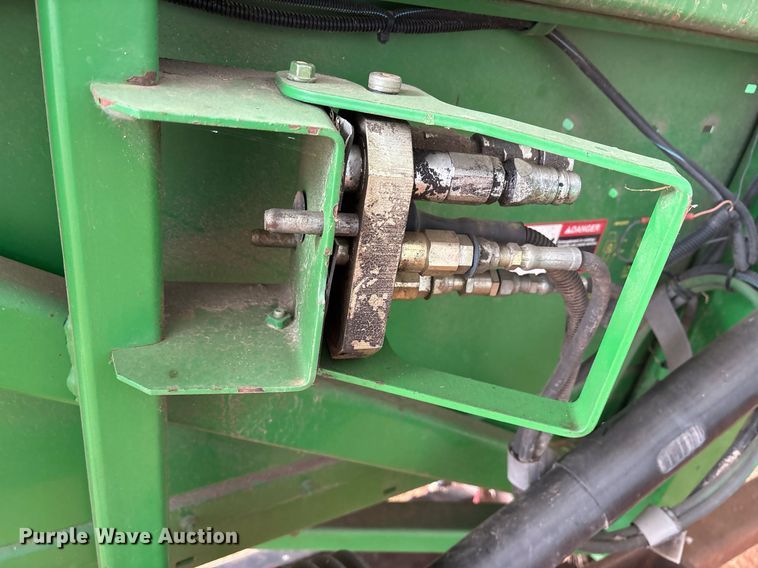 image for item OK9481 2005 John Deere 893 corn head