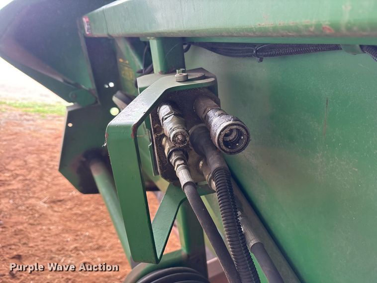 image for item OK9481 2005 John Deere 893 corn head