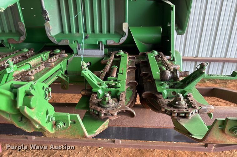 image for item OK9481 2005 John Deere 893 corn head