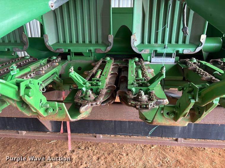 image for item OK9481 2005 John Deere 893 corn head