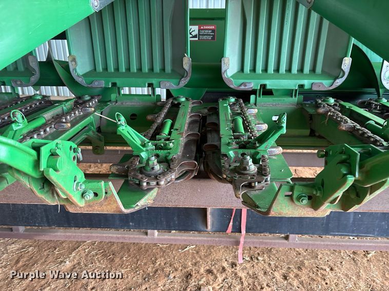 image for item OK9481 2005 John Deere 893 corn head