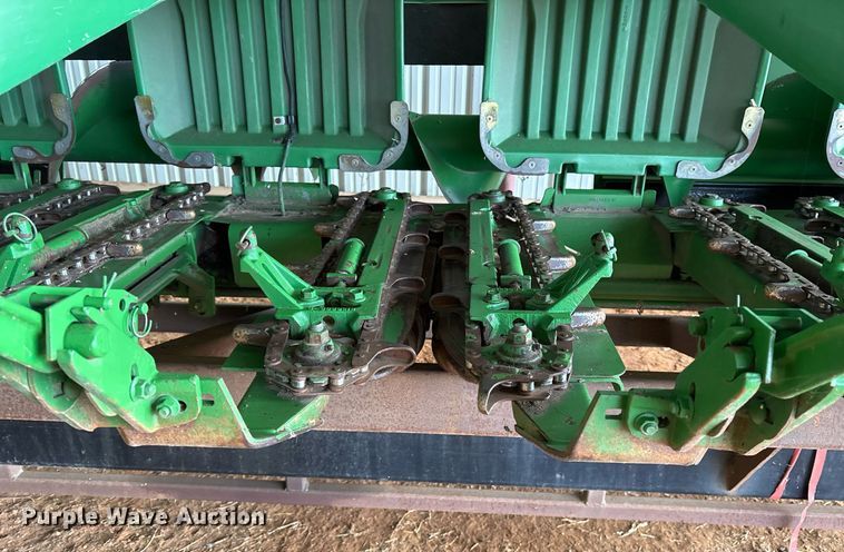 image for item OK9481 2005 John Deere 893 corn head