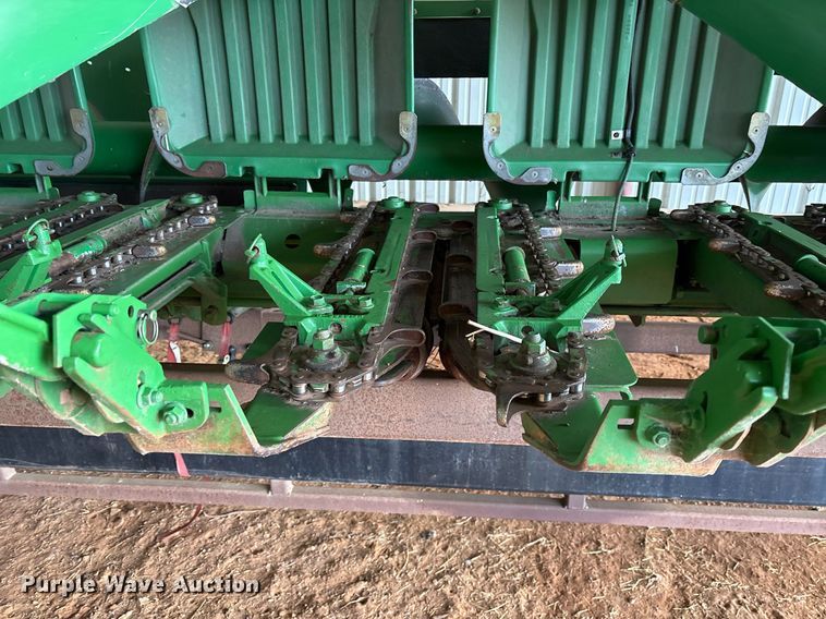 image for item OK9481 2005 John Deere 893 corn head