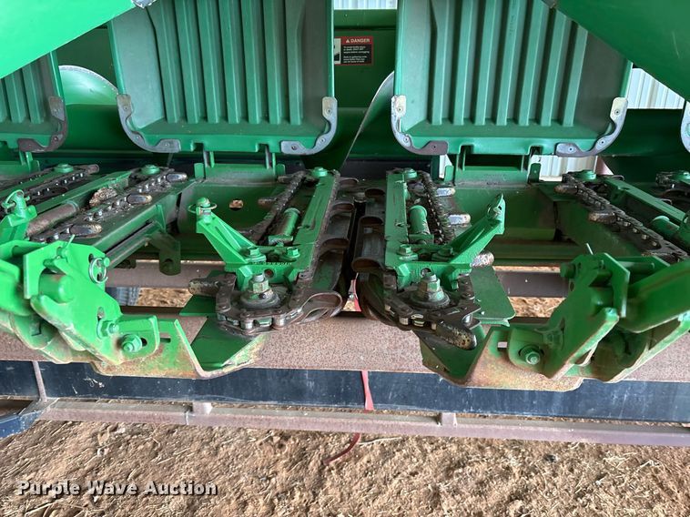 image for item OK9481 2005 John Deere 893 corn head