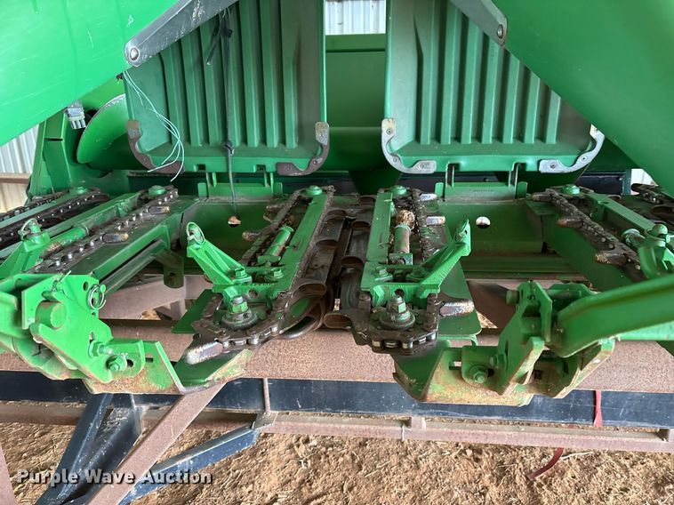 image for item OK9481 2005 John Deere 893 corn head