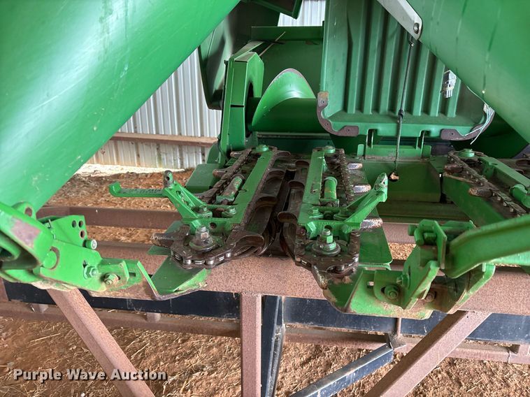 image for item OK9481 2005 John Deere 893 corn head