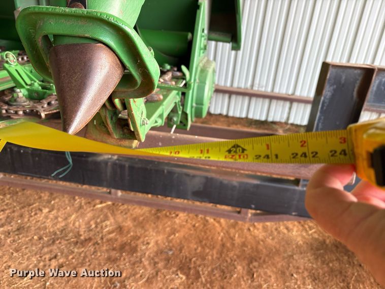 image for item OK9481 2005 John Deere 893 corn head