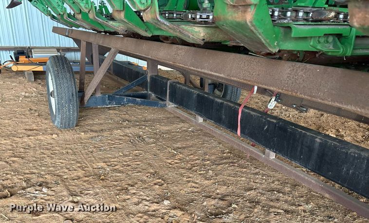 image for item OK9481 2005 John Deere 893 corn head