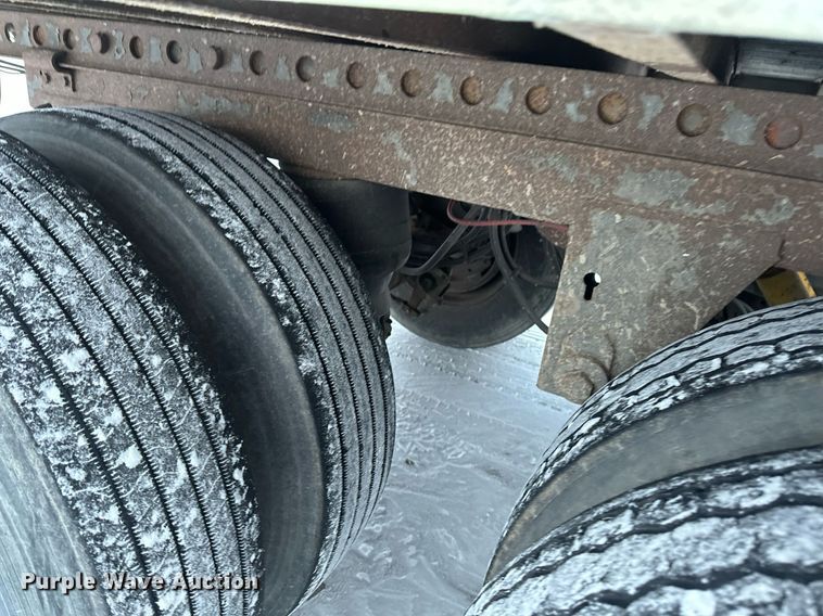 image for item DN0939 2002 Stoughton  AVW-535T-S-C-AR dry van trailer