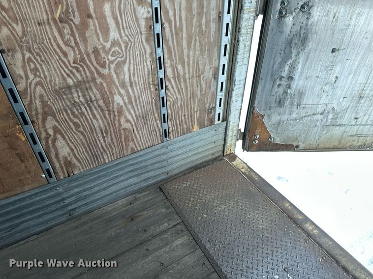 image for item DN0939 2002 Stoughton  AVW-535T-S-C-AR dry van trailer